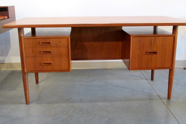 Bornholm Executive Floating Top Desk