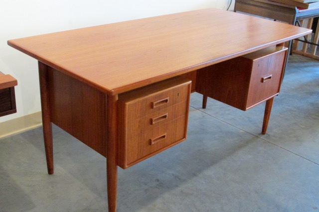 Bornholm Executive Floating Top Desk