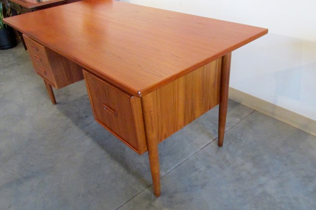 Bornholm Executive Floating Top Desk