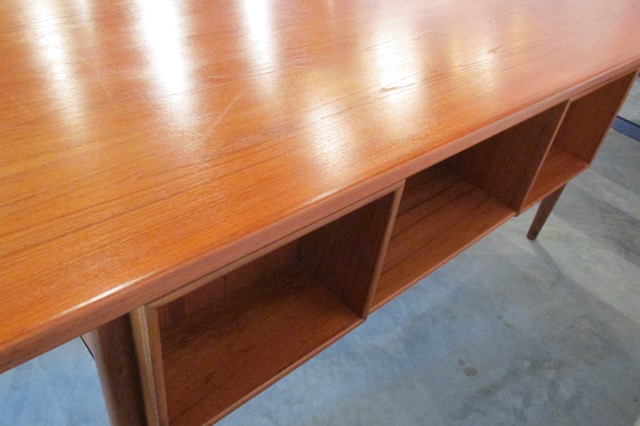 Bornholm Executive Floating Top Desk