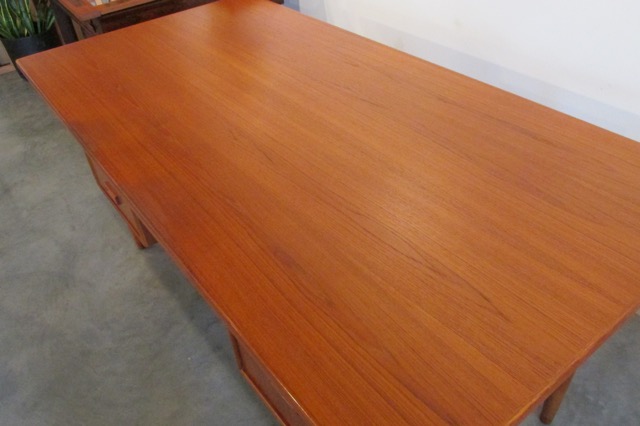 Bornholm Executive Floating Top Desk