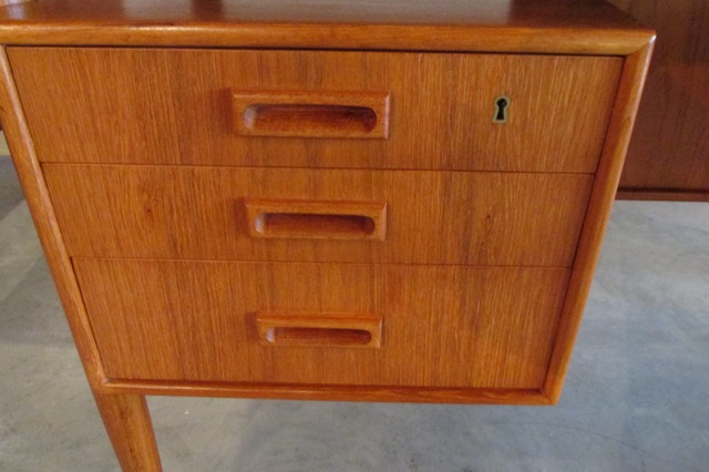 Bornholm Executive Floating Top Desk