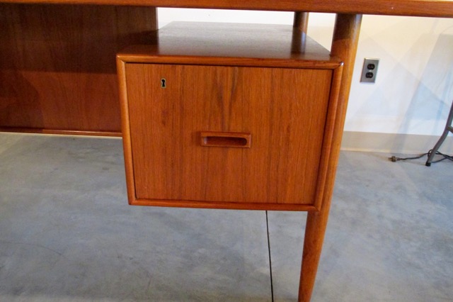 Bornholm Executive Floating Top Desk