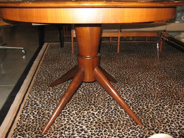 Round Pedestal Dining Table 