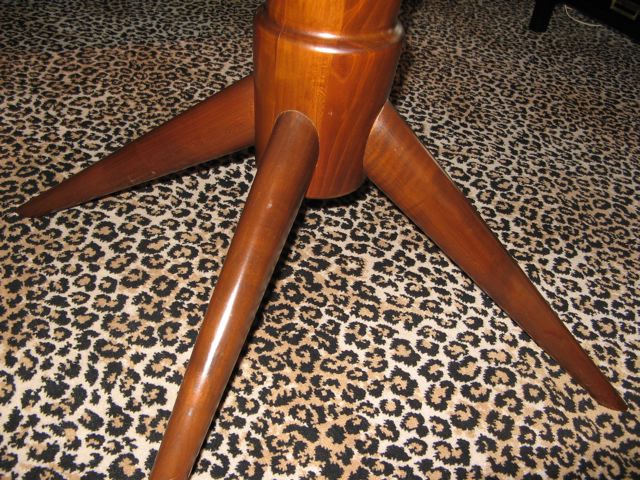 Round Pedestal Dining Table 